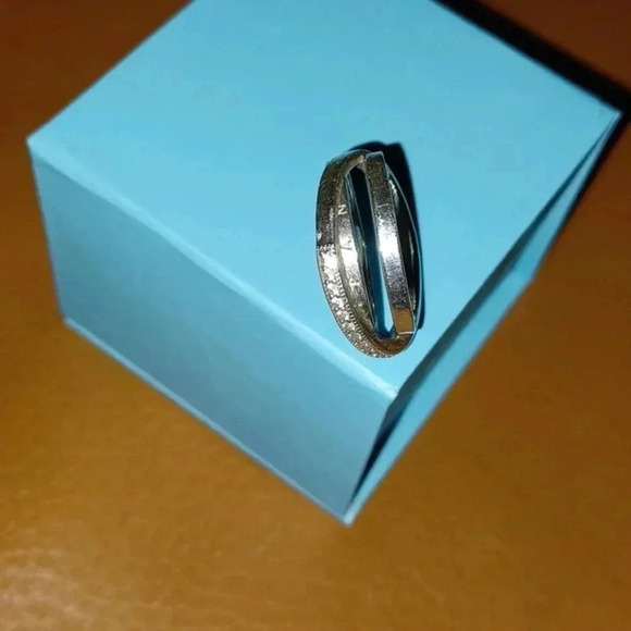 🐾Ring engraved with Pandora and has multiple cubic zirconia stones - Picture 4 of 9